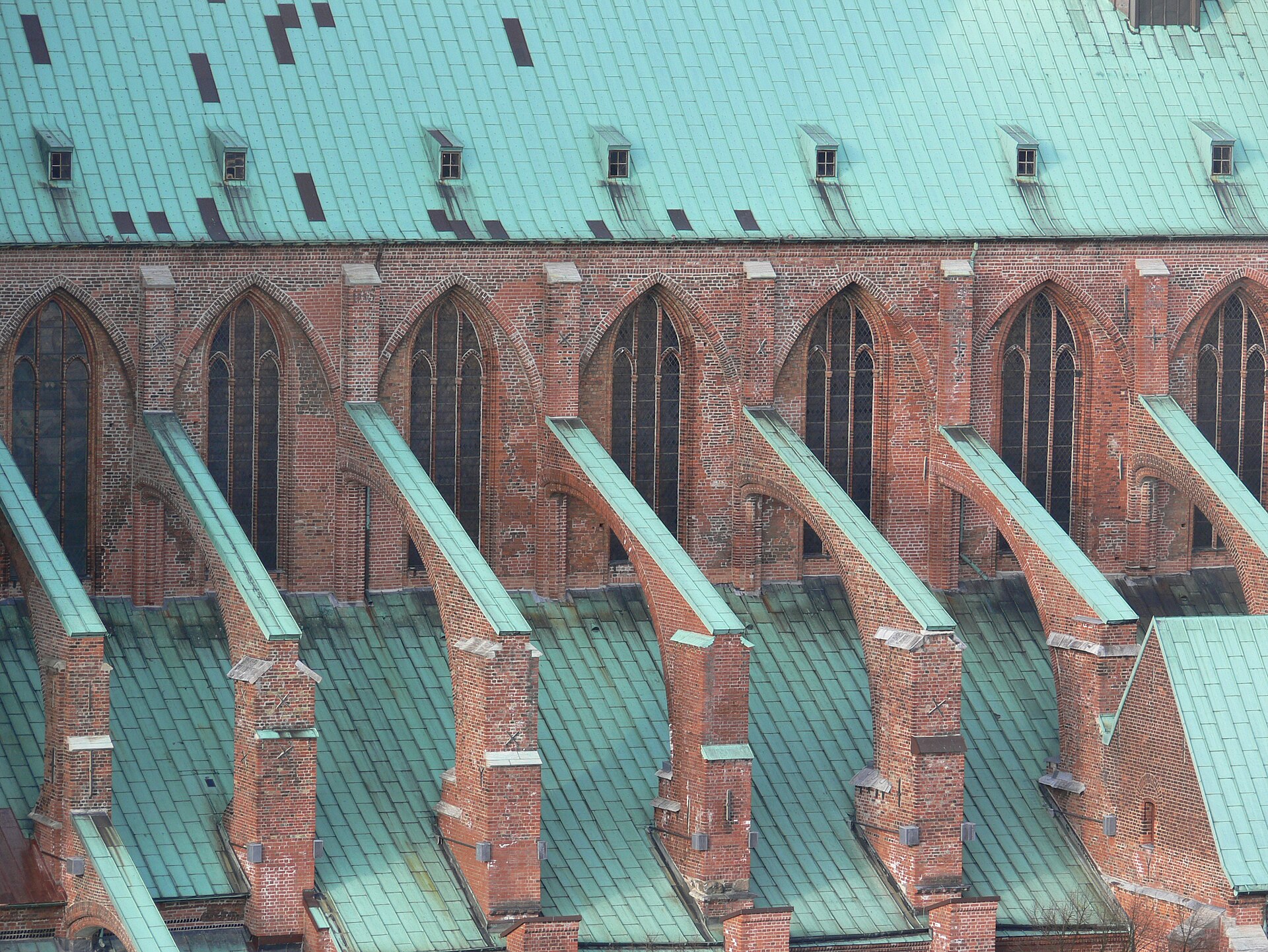 Hollow Buttresses as Acoustic Instruments